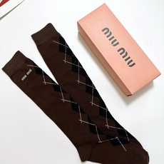 配包装 🌟【一盒一 双】 🌟缪缪 miumiu 经典字母logo纯棉袜 小腿堆堆袜,ins超火爆红人同款,精美 面料, 配包装 🌟【一盒一 双】 🌟缪缪 miumiu 经典字母logo纯棉袜 小腿堆堆袜,ins超火爆红人同款,精美 面料,