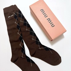 配包装 🌟【一盒一 双】 🌟缪缪 miumiu 经典字母logo纯棉袜 小腿堆堆袜,ins超火爆红人同款,精美 面料, 配包装 🌟【一盒一 双】 🌟缪缪 miumiu 经典字母logo纯棉袜 小腿堆堆袜,ins超火爆红人同款,精美 面料,
