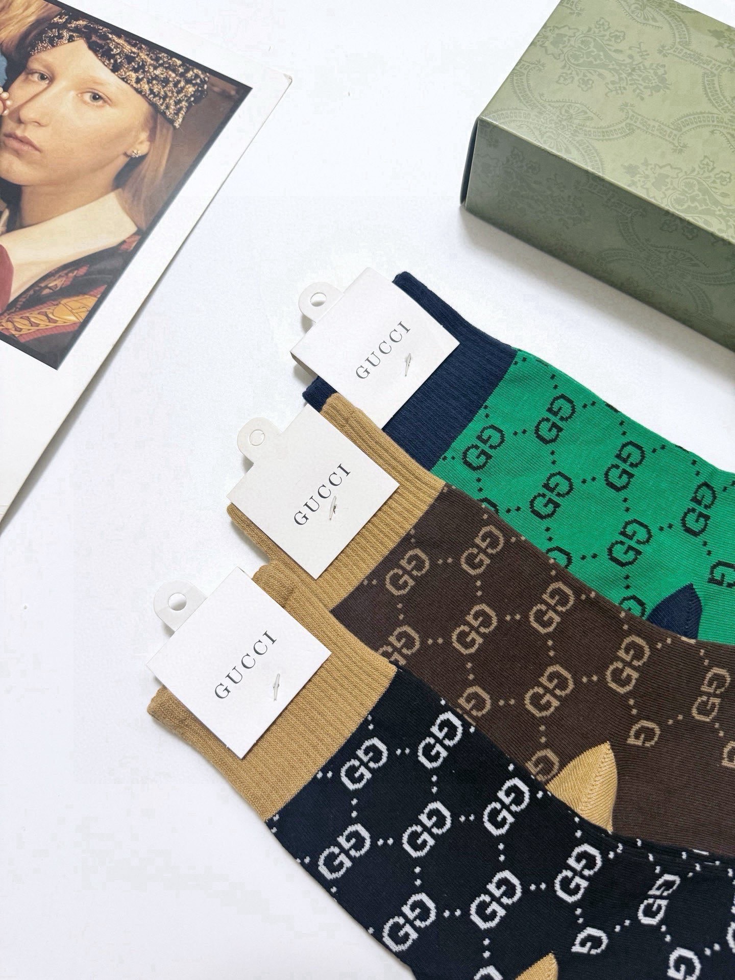 配包装 🌟【一盒3双】 🌟Gucci 古琦 经典字母 logo 纯棉 中筒袜  ！超级软糯亲肤！ 🌟ins爆款！专柜在售