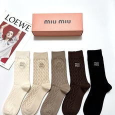 配包装 🌟【一盒5 双】 🌟缪缪 miumiu 经典刺绣字母logo 羊绒混纺中筒袜 ,软糯亲肤,ins超火爆配色 配包装 🌟【一盒5 双】 🌟缪缪 miumiu 经典刺绣字母logo 羊绒混纺中筒袜 ,软糯亲肤,ins超火爆配色