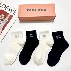 配包装 🌟【一盒4双】 🌟miumiu 缪缪 经典字母logo 纯棉中筒袜 经典纯色短袜 🌟ins爆款!专柜在售ing 配包装 🌟【一盒4双】 🌟miumiu 缪缪 经典字母logo 纯棉中筒袜 经典纯色短袜 🌟ins爆款!专柜在售ing