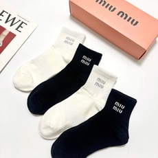 配包装 🌟【一盒4双】 🌟miumiu 缪缪 经典字母logo 纯棉中筒袜 经典纯色短袜 🌟ins爆款!专柜在售ing 配包装 🌟【一盒4双】 🌟miumiu 缪缪 经典字母logo 纯棉中筒袜 经典纯色短袜 🌟ins爆款!专柜在售ing