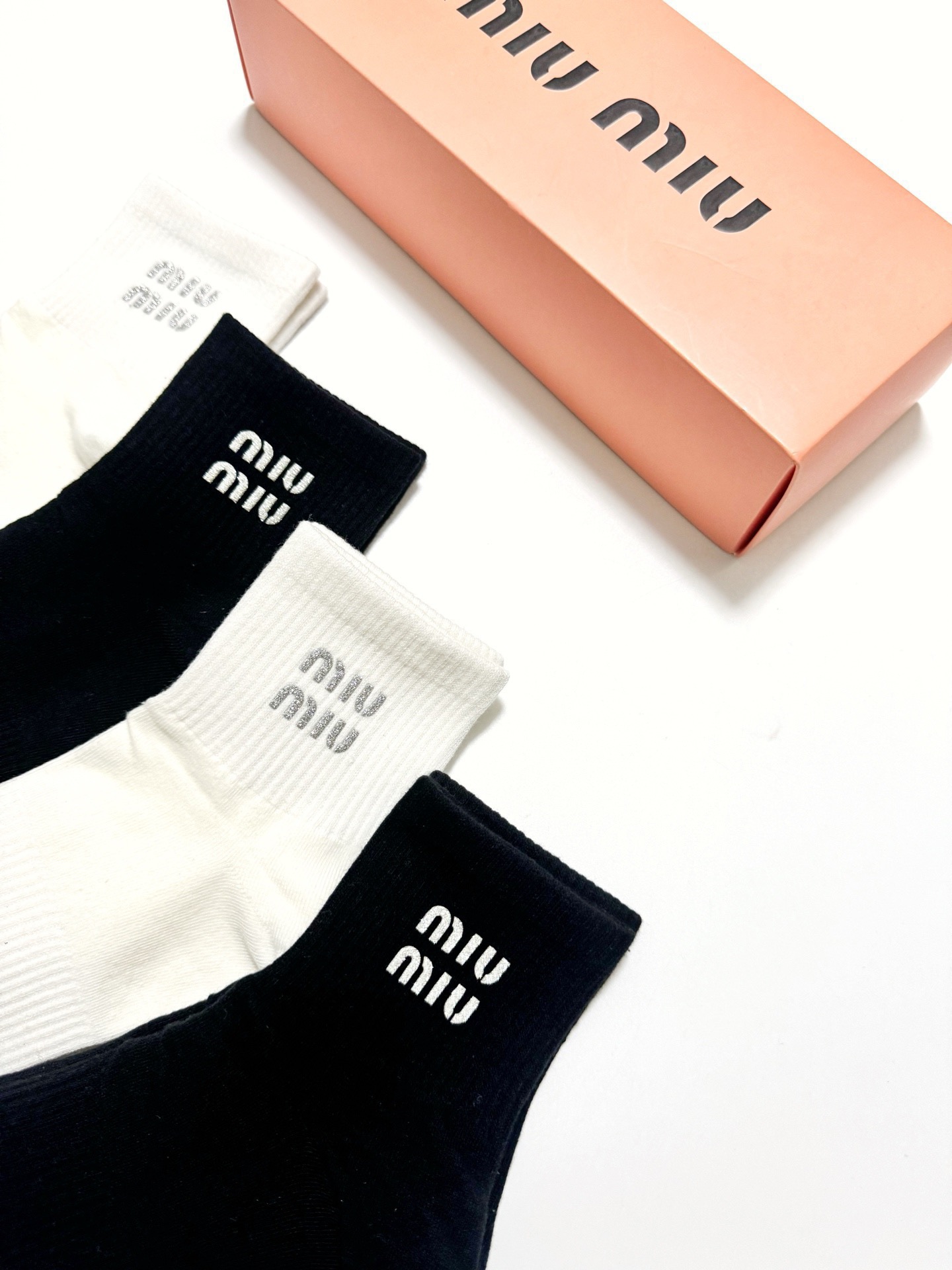 配包装 🌟【一盒4双】 🌟miumiu 缪缪 经典字母logo 纯棉中筒袜 经典纯色短袜 🌟ins爆款!专柜在售ing 配包装 🌟【一盒4双】 🌟miumiu 缪缪 经典字母logo 纯棉中筒袜 经典纯色短袜 🌟ins爆款!专柜在售ing