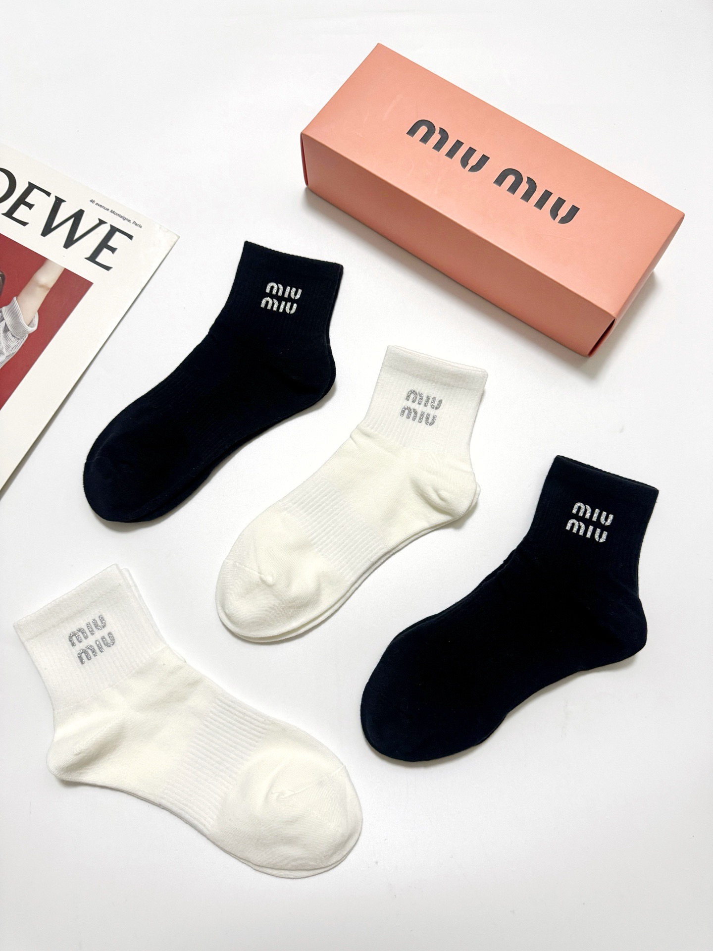 配包装 🌟【一盒4双】 🌟miumiu 缪缪 经典字母logo 纯棉中筒袜 经典纯色短袜 🌟ins爆款!专柜在售ing 配包装 🌟【一盒4双】 🌟miumiu 缪缪 经典字母logo 纯棉中筒袜 经典纯色短袜 🌟ins爆款!专柜在售ing