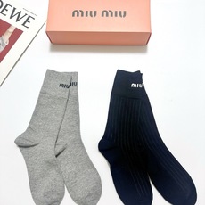 配包装 🌟【一盒2双】 🌟缪缪 miumiu 经典字母logo 纯棉中筒袜 🌟ins爆款!好看到爆炸 !🌟酷妹潮人必不能 配包装 🌟【一盒2双】 🌟缪缪 miumiu 经典字母logo 纯棉中筒袜 🌟ins爆款!好看到爆炸 !🌟酷妹潮人必不能