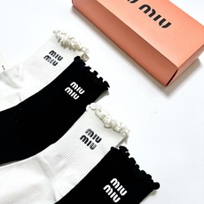 配包装 🌟【一盒4双】 🌟miumiu 缪缪 经典字母logo 纯棉木耳边 中筒袜 经典纯色 🌟ins爆款!专柜在售in 配包装 🌟【一盒4双】 🌟miumiu 缪缪 经典字母logo 纯棉木耳边 中筒袜 经典纯色 🌟ins爆款!专柜在售in