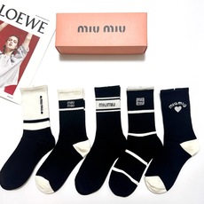 配包装 🌟【一盒5 双】 🌟缪缪 miumiu 经典字母 logo纯棉 中筒袜 !超级软糯亲肤! 🌟ins爆款!专柜在 配包装 🌟【一盒5 双】 🌟缪缪 miumiu 经典字母 logo纯棉 中筒袜 !超级软糯亲肤! 🌟ins爆款!专柜在