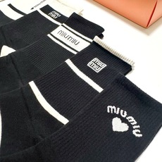 配包装 🌟【一盒5 双】 🌟缪缪 miumiu 经典字母 logo纯棉 中筒袜 !超级软糯亲肤! 🌟ins爆款!专柜在 配包装 🌟【一盒5 双】 🌟缪缪 miumiu 经典字母 logo纯棉 中筒袜 !超级软糯亲肤! 🌟ins爆款!专柜在