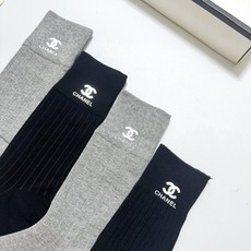 配包装 🌟【一盒4 双】 🌟Chanel 香奈儿 经典字母logo 纯棉中筒袜 ,ins超火爆短袜,纯棉面料,潮人 配包装 🌟【一盒4 双】 🌟Chanel 香奈儿 经典字母logo 纯棉中筒袜 ,ins超火爆短袜,纯棉面料,潮人