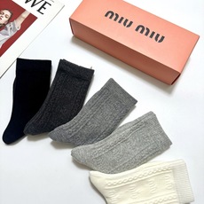 配包装 🌟【一盒5双】 🌟miumiu 缪缪 经典浮雕 字母logo 纯棉中筒袜 ,ins超火爆短袜,纯棉面料,潮 配包装 🌟【一盒5双】 🌟miumiu 缪缪 经典浮雕 字母logo 纯棉中筒袜 ,ins超火爆短袜,纯棉面料,潮