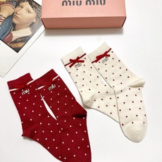 【一盒2双】 🌟缪缪 miumiu 经典字母logo纯棉中筒袜 🌟ins爆款!专柜在售ing 🌟好看到爆炸 !🌟超高 【一盒2双】 🌟缪缪 miumiu 经典字母logo纯棉中筒袜 🌟ins爆款!专柜在售ing 🌟好看到爆炸 !🌟超高