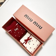 【一盒2双】 🌟缪缪 miumiu 经典字母logo纯棉中筒袜 🌟ins爆款!专柜在售ing 🌟好看到爆炸 !🌟超高 【一盒2双】 🌟缪缪 miumiu 经典字母logo纯棉中筒袜 🌟ins爆款!专柜在售ing 🌟好看到爆炸 !🌟超高