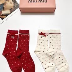 【一盒2双】 🌟缪缪 miumiu 经典字母logo纯棉中筒袜 🌟ins爆款!专柜在售ing 🌟好看到爆炸 !🌟超高 【一盒2双】 🌟缪缪 miumiu 经典字母logo纯棉中筒袜 🌟ins爆款!专柜在售ing 🌟好看到爆炸 !🌟超高