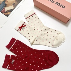 【一盒2双】 🌟缪缪 miumiu 经典字母logo纯棉中筒袜 🌟ins爆款!专柜在售ing 🌟好看到爆炸 !🌟超高 【一盒2双】 🌟缪缪 miumiu 经典字母logo纯棉中筒袜 🌟ins爆款!专柜在售ing 🌟好看到爆炸 !🌟超高