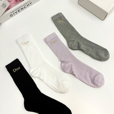 (爆款回货) 配包装 🌟【一盒4 双】 🌟 Dior 迪奥 经典字母logo 超薄无骨中筒袜,纯棉 条纹小腿袜 堆堆袜 (爆款回货) 配包装 🌟【一盒4 双】 🌟 Dior 迪奥 经典字母logo 超薄无骨中筒袜,纯棉 条纹小腿袜 堆堆袜