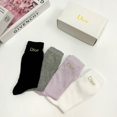 (爆款回货) 配包装 🌟【一盒4 双】 🌟 Dior 迪奥 经典字母logo 超薄无骨中筒袜,纯棉 条纹小腿袜 堆堆袜 (爆款回货) 配包装 🌟【一盒4 双】 🌟 Dior 迪奥 经典字母logo 超薄无骨中筒袜,纯棉 条纹小腿袜 堆堆袜