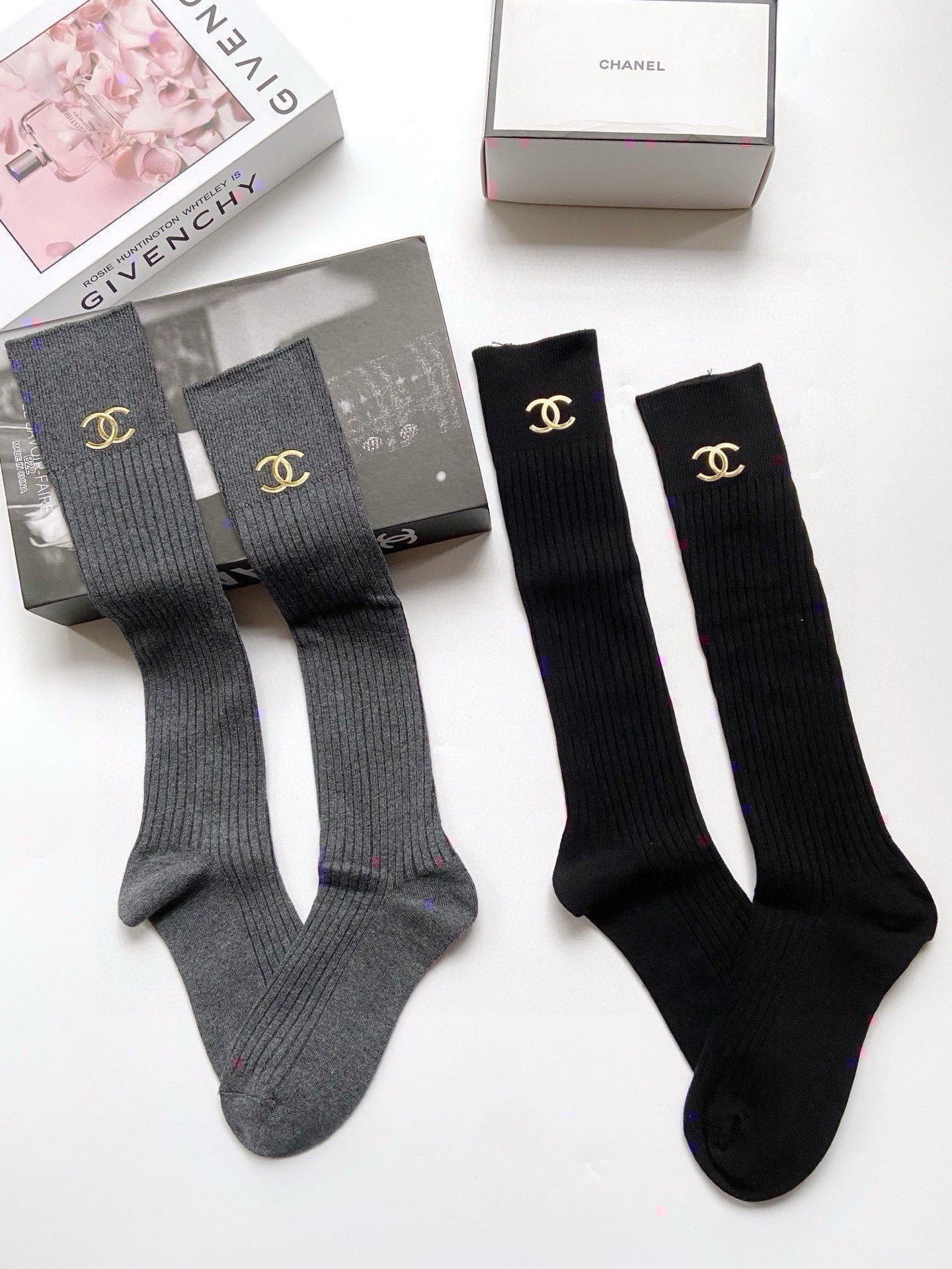 配包装 🌟【一盒一双】 🌟Chanel 香奈儿 经典双C字母logo纯棉长筒袜 小腿袜 🌟ins爆款!专柜在售ing 配包装 🌟【一盒一双】 🌟Chanel 香奈儿 经典双C字母logo纯棉长筒袜 小腿袜 🌟ins爆款!专柜在售ing
