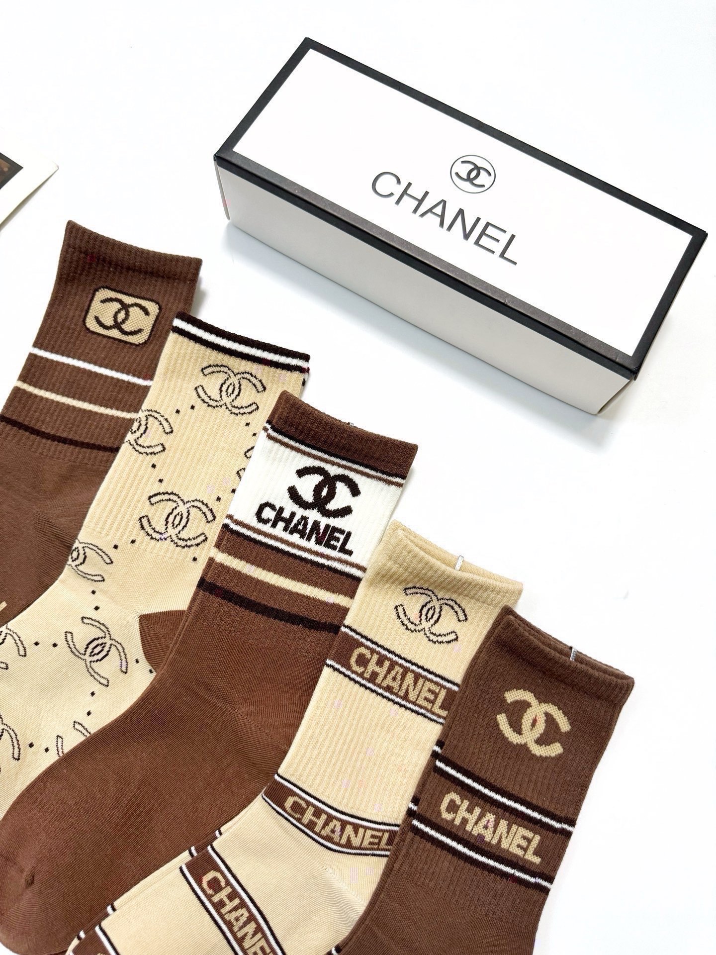 配包装 🌟【一盒5 双】 🌟Chanel香奈儿 经典字母logo ins超火爆中筒袜,纯棉面料,潮人必备 ,经典配色 配包装 🌟【一盒5 双】 🌟Chanel香奈儿 经典字母logo ins超火爆中筒袜,纯棉面料,潮人必备 ,经典配色
