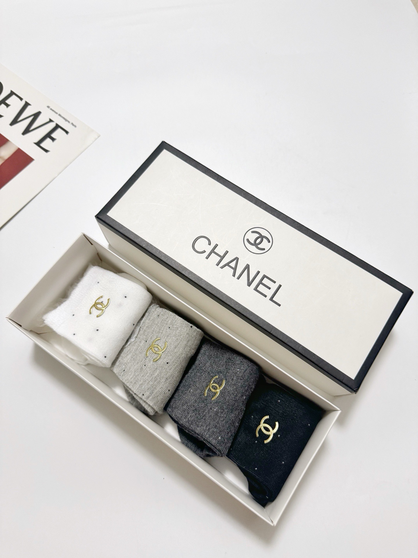 配包装 🌟【一盒4 双】  🌟Chanel 香奈儿 经典字母logo 纯棉中筒袜   ，ins超火爆小腿袜，纯棉面料，潮