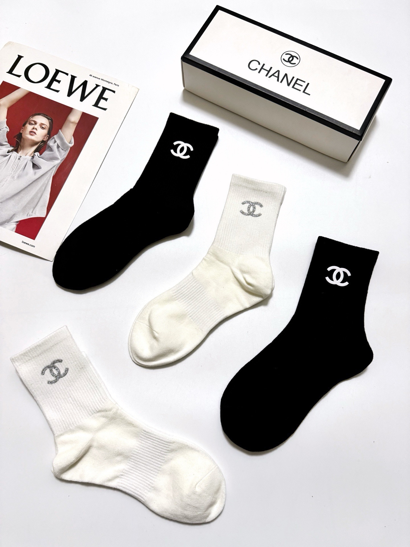 配包装 🌟【一盒4双】 🌟Chanel 香奈儿 经典纯色 字母logo 纯棉中筒袜 🌟ins爆款!专柜在售ing 🌟原 配包装 🌟【一盒4双】 🌟Chanel 香奈儿 经典纯色 字母logo 纯棉中筒袜 🌟ins爆款!专柜在售ing 🌟原