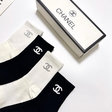 配包装 🌟【一盒4双】 🌟Chanel 香奈儿 经典纯色 字母logo 纯棉中筒袜 🌟ins爆款!专柜在售ing 🌟原 配包装 🌟【一盒4双】 🌟Chanel 香奈儿 经典纯色 字母logo 纯棉中筒袜 🌟ins爆款!专柜在售ing 🌟原