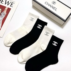 配包装 🌟【一盒4双】 🌟Chanel 香奈儿 经典纯色 字母logo 纯棉中筒袜 🌟ins爆款!专柜在售ing 🌟原 配包装 🌟【一盒4双】 🌟Chanel 香奈儿 经典纯色 字母logo 纯棉中筒袜 🌟ins爆款!专柜在售ing 🌟原