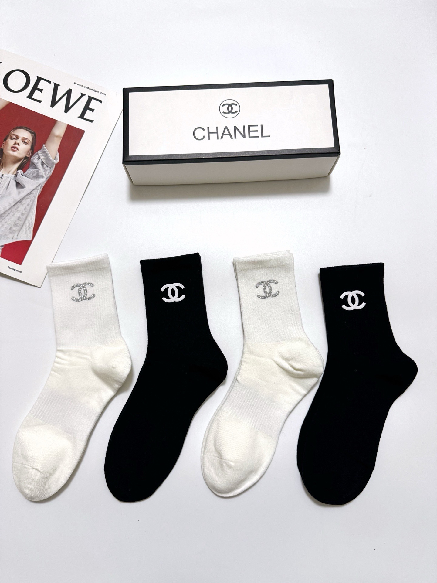 配包装 🌟【一盒4双】 🌟Chanel 香奈儿 经典纯色 字母logo 纯棉中筒袜 🌟ins爆款!专柜在售ing 🌟原 配包装 🌟【一盒4双】 🌟Chanel 香奈儿 经典纯色 字母logo 纯棉中筒袜 🌟ins爆款!专柜在售ing 🌟原