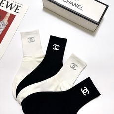 配包装 🌟【一盒4双】 🌟Chanel 香奈儿 经典纯色 字母logo 纯棉中筒袜 🌟ins爆款!专柜在售ing 🌟原 配包装 🌟【一盒4双】 🌟Chanel 香奈儿 经典纯色 字母logo 纯棉中筒袜 🌟ins爆款!专柜在售ing 🌟原