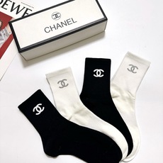 配包装 🌟【一盒4双】 🌟Chanel 香奈儿 经典纯色 字母logo 纯棉中筒袜 🌟ins爆款!专柜在售ing 🌟原 配包装 🌟【一盒4双】 🌟Chanel 香奈儿 经典纯色 字母logo 纯棉中筒袜 🌟ins爆款!专柜在售ing 🌟原
