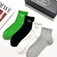 配包装 🌟【一盒4 双】 🌟Prada 普拉达 经典字母logo 透气纯棉中筒袜 ,重工配饰,ins超火爆红人同款,精 配包装 🌟【一盒4 双】 🌟Prada 普拉达 经典字母logo 透气纯棉中筒袜 ,重工配饰,ins超火爆红人同款,精