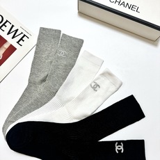 配包装 🌟【一盒3双】 🌟Chanel香奈儿 经典竖纹双C字母logo 纯棉薄款中筒袜 经典纯色 🌟ins爆款!专柜在售 配包装 🌟【一盒3双】 🌟Chanel香奈儿 经典竖纹双C字母logo 纯棉薄款中筒袜 经典纯色 🌟ins爆款!专柜在售