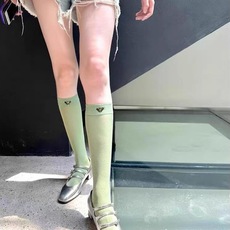 配包装 🌟【一盒一双】 🌟 Prada 普拉达 爆款三角标经典字母 长筒袜 小腿袜。金银丝混纺,夏季薄款 ,款式经典,专 配包装 🌟【一盒一双】 🌟 Prada 普拉达 爆款三角标经典字母 长筒袜 小腿袜。金银丝混纺,夏季薄款 ,款式经典,专