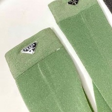 配包装 🌟【一盒一双】 🌟 Prada 普拉达 爆款三角标经典字母 长筒袜 小腿袜。金银丝混纺,夏季薄款 ,款式经典,专 配包装 🌟【一盒一双】 🌟 Prada 普拉达 爆款三角标经典字母 长筒袜 小腿袜。金银丝混纺,夏季薄款 ,款式经典,专
