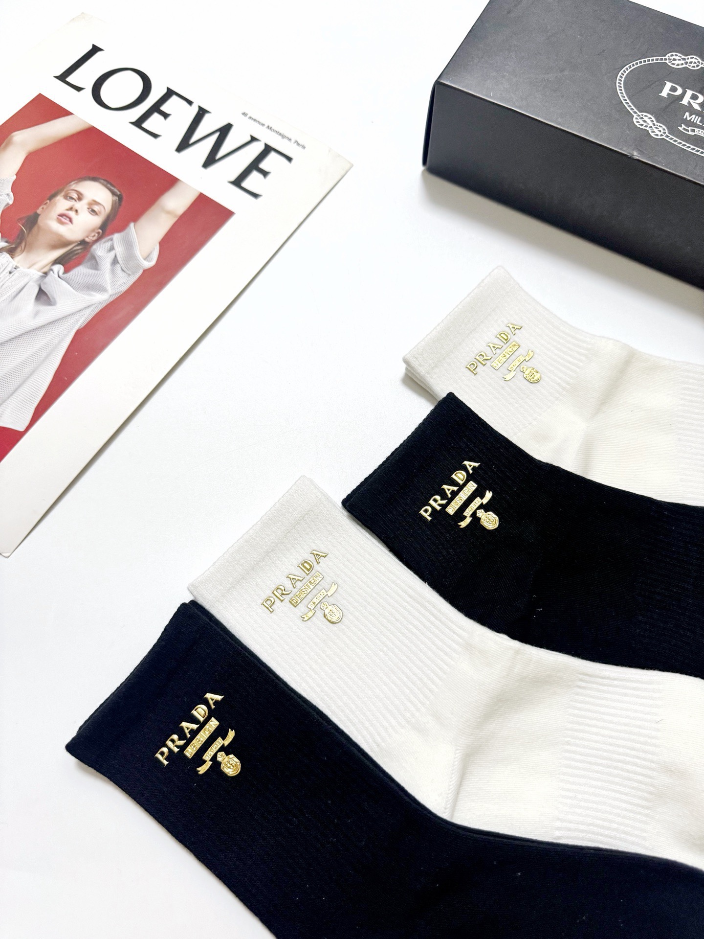 配包装 🌟【一盒4 双】 🌟Prada 普拉达 经典字母logo 透气纯棉中筒袜 ,重工配饰,ins超火爆红人同款,精 配包装 🌟【一盒4 双】 🌟Prada 普拉达 经典字母logo 透气纯棉中筒袜 ,重工配饰,ins超火爆红人同款,精