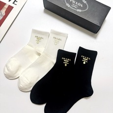 配包装 🌟【一盒4 双】 🌟Prada 普拉达 经典字母logo 透气纯棉中筒袜 ,重工配饰,ins超火爆红人同款,精 配包装 🌟【一盒4 双】 🌟Prada 普拉达 经典字母logo 透气纯棉中筒袜 ,重工配饰,ins超火爆红人同款,精