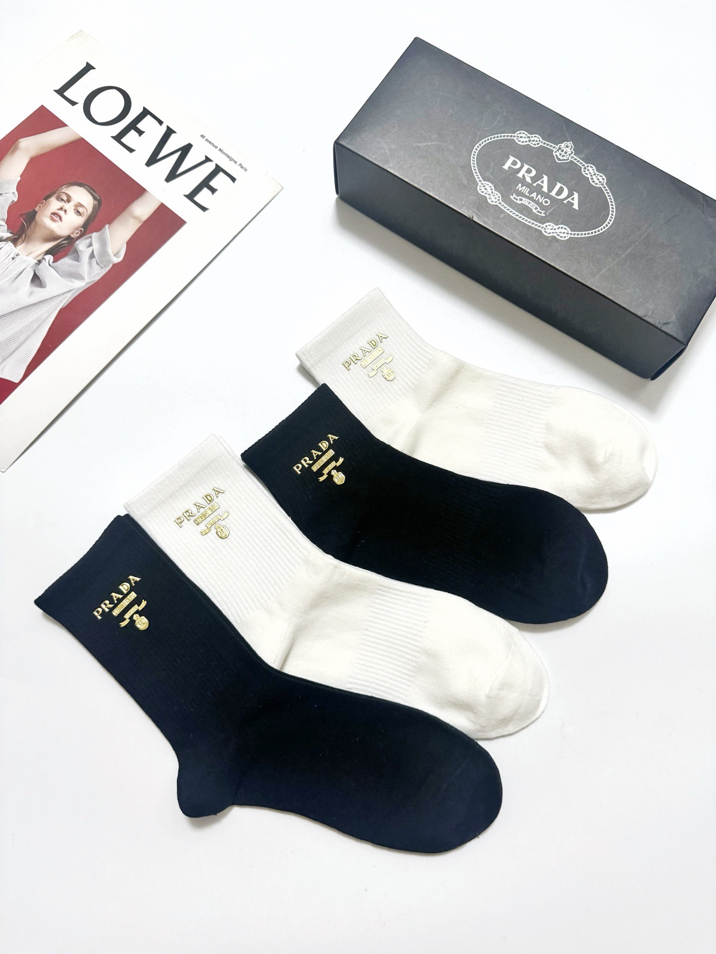 配包装 🌟【一盒4 双】 🌟Prada 普拉达 经典字母logo 透气纯棉中筒袜 ,重工配饰,ins超火爆红人同款,精 配包装 🌟【一盒4 双】 🌟Prada 普拉达 经典字母logo 透气纯棉中筒袜 ,重工配饰,ins超火爆红人同款,精