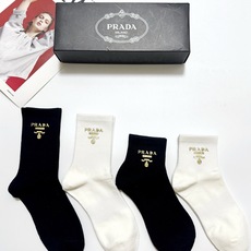 配包装 🌟【一盒4 双】 🌟Prada 普拉达 经典字母logo 透气纯棉中筒袜 ,重工配饰,ins超火爆红人同款,精 配包装 🌟【一盒4 双】 🌟Prada 普拉达 经典字母logo 透气纯棉中筒袜 ,重工配饰,ins超火爆红人同款,精