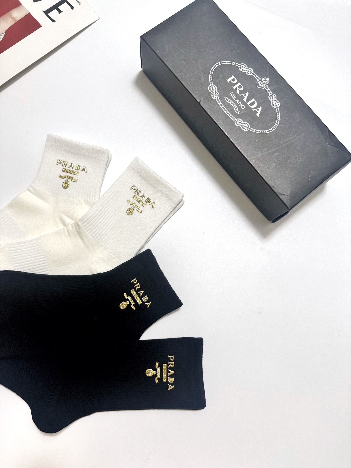 配包装 🌟【一盒4 双】 🌟Prada 普拉达 经典字母logo 透气纯棉中筒袜 ,重工配饰,ins超火爆红人同款,精 配包装 🌟【一盒4 双】 🌟Prada 普拉达 经典字母logo 透气纯棉中筒袜 ,重工配饰,ins超火爆红人同款,精