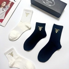 配包装 🌟【一盒4 双】 🌟Prada 普拉达 经典字母logo 透气纯棉中筒袜 ,重工配饰,ins超火爆红人同款,精 配包装 🌟【一盒4 双】 🌟Prada 普拉达 经典字母logo 透气纯棉中筒袜 ,重工配饰,ins超火爆红人同款,精