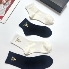 配包装 🌟【一盒4 双】 🌟Prada 普拉达 经典字母logo 透气纯棉中筒袜 ,重工配饰,ins超火爆红人同款,精 配包装 🌟【一盒4 双】 🌟Prada 普拉达 经典字母logo 透气纯棉中筒袜 ,重工配饰,ins超火爆红人同款,精