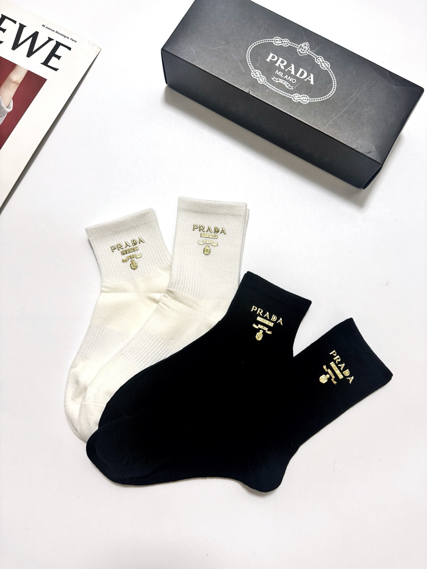 配包装 🌟【一盒4 双】 🌟Prada 普拉达 经典字母logo 透气纯棉中筒袜 ,重工配饰,ins超火爆红人同款,精 配包装 🌟【一盒4 双】 🌟Prada 普拉达 经典字母logo 透气纯棉中筒袜 ,重工配饰,ins超火爆红人同款,精