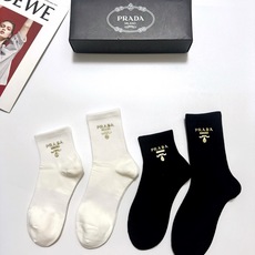 配包装 🌟【一盒4 双】 🌟Prada 普拉达 经典字母logo 透气纯棉中筒袜 ,重工配饰,ins超火爆红人同款,精 配包装 🌟【一盒4 双】 🌟Prada 普拉达 经典字母logo 透气纯棉中筒袜 ,重工配饰,ins超火爆红人同款,精