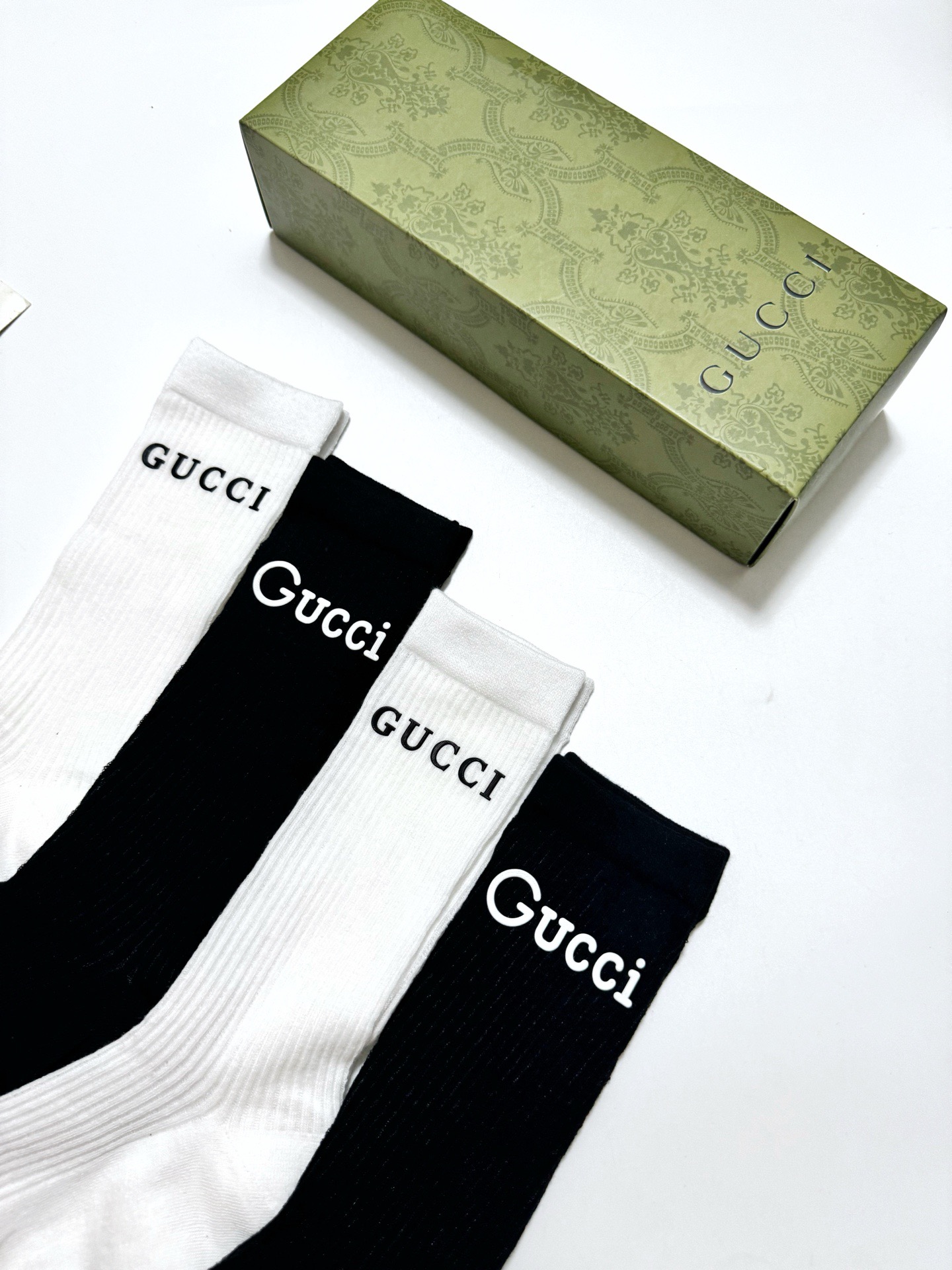 配包装 🌟【一盒4 双】 🌟Gucci 古奇 爆款双G字母 长筒袜 小腿袜,短腿袜 。专柜同步发售ing ,巨多明星红 配包装 🌟【一盒4 双】 🌟Gucci 古奇 爆款双G字母 长筒袜 小腿袜,短腿袜 。专柜同步发售ing ,巨多明星红