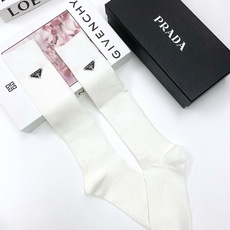 配包装 🌟【一盒一双】 🌟 Prada 普拉达 爆款经典三角标 字母 长筒袜 小腿袜。双针针织材质,超完美结合,款式经典 配包装 🌟【一盒一双】 🌟 Prada 普拉达 爆款经典三角标 字母 长筒袜 小腿袜。双针针织材质,超完美结合,款式经典