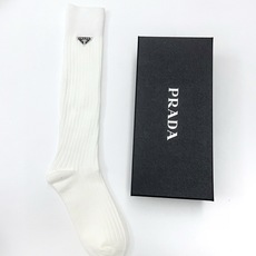配包装 🌟【一盒一双】 🌟 Prada 普拉达 爆款经典三角标 字母 长筒袜 小腿袜。双针针织材质,超完美结合,款式经典 配包装 🌟【一盒一双】 🌟 Prada 普拉达 爆款经典三角标 字母 长筒袜 小腿袜。双针针织材质,超完美结合,款式经典
