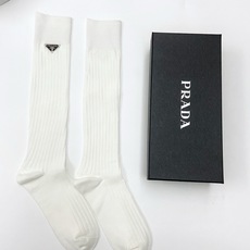 配包装 🌟【一盒一双】 🌟 Prada 普拉达 爆款经典三角标 字母 长筒袜 小腿袜。双针针织材质,超完美结合,款式经典 配包装 🌟【一盒一双】 🌟 Prada 普拉达 爆款经典三角标 字母 长筒袜 小腿袜。双针针织材质,超完美结合,款式经典