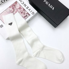 配包装 🌟【一盒一双】 🌟 Prada 普拉达 爆款经典三角标 字母 长筒袜 小腿袜。双针针织材质,超完美结合,款式经典 配包装 🌟【一盒一双】 🌟 Prada 普拉达 爆款经典三角标 字母 长筒袜 小腿袜。双针针织材质,超完美结合,款式经典