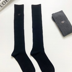 配包装 🌟【一盒一双】 🌟 Prada 普拉达 爆款经典三角标 字母 长筒袜 小腿袜。双针针织材质,超完美结合,款式经典 配包装 🌟【一盒一双】 🌟 Prada 普拉达 爆款经典三角标 字母 长筒袜 小腿袜。双针针织材质,超完美结合,款式经典