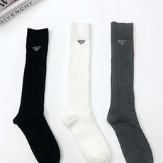 配包装 🌟【一盒一双】 🌟 Prada 普拉达 爆款经典三角标 字母 长筒袜 小腿袜。双针针织材质,超完美结合,款式经典 配包装 🌟【一盒一双】 🌟 Prada 普拉达 爆款经典三角标 字母 长筒袜 小腿袜。双针针织材质,超完美结合,款式经典