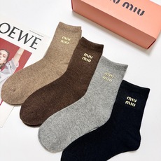 配包装 🌟【一盒4 双】 🌟缪缪 miumiu 经典字母 logo羊毛 中筒袜 !超级软糯亲肤! 🌟ins爆款!专柜在 配包装 🌟【一盒4 双】 🌟缪缪 miumiu 经典字母 logo羊毛 中筒袜 !超级软糯亲肤! 🌟ins爆款!专柜在